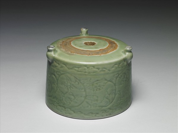 龍泉窯 青瓷劃花番蓮八寶紋樽式爐