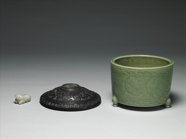 龍泉窯 青瓷劃花番蓮八寶紋樽式爐