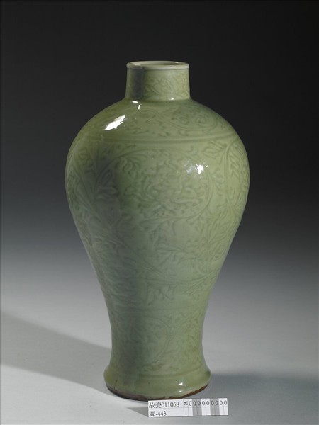 龍泉窯 青瓷劃花牡丹紋梅瓶