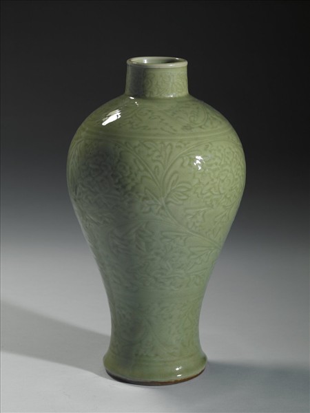 龍泉窯 青瓷劃花牡丹紋梅瓶