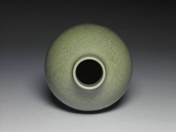 龍泉窯 青瓷劃花牡丹紋梅瓶