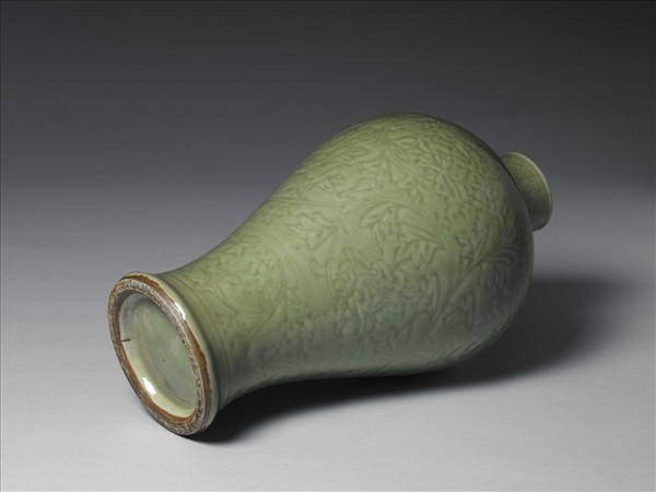 龍泉窯 青瓷劃花牡丹紋梅瓶