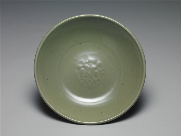 龍泉窯 青瓷印花花卉紋盤