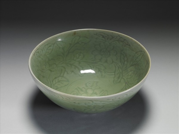 龍泉窯 青瓷劃花花卉紋碗