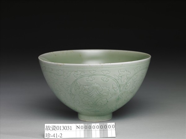 冬青釉劃花番蓮紋碗