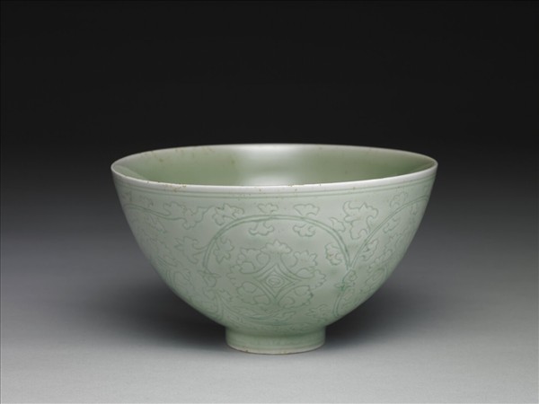 冬青釉劃花番蓮紋碗