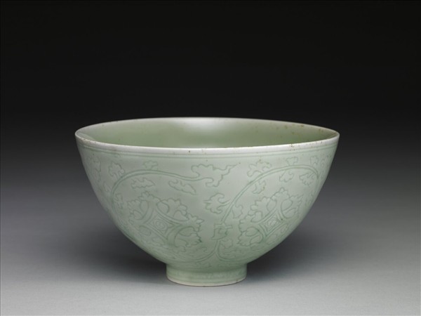 冬青釉劃花番蓮紋碗