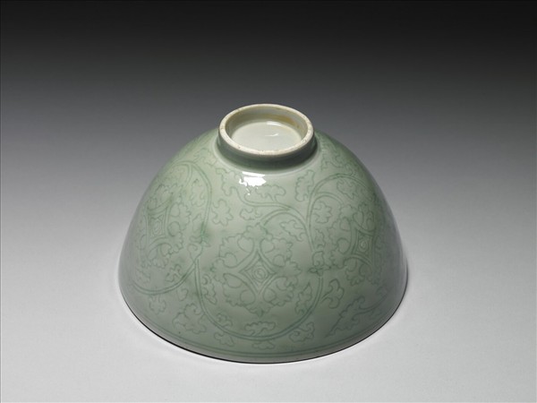 冬青釉劃花番蓮紋碗