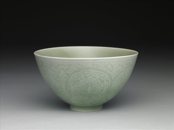 冬青釉劃花番蓮紋碗