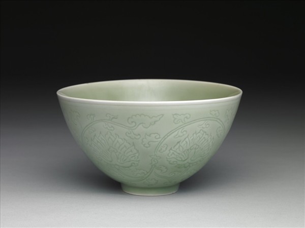 冬青釉劃花番蓮紋碗