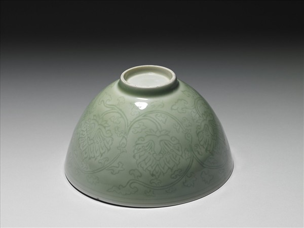 冬青釉劃花番蓮紋碗