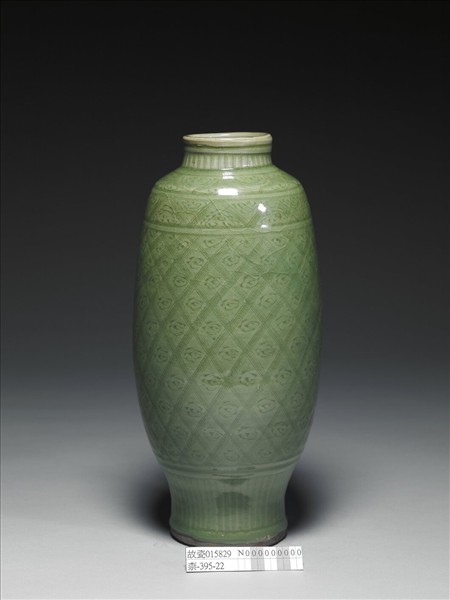 龍泉窯 青瓷劃花斜格紋燈籠瓶