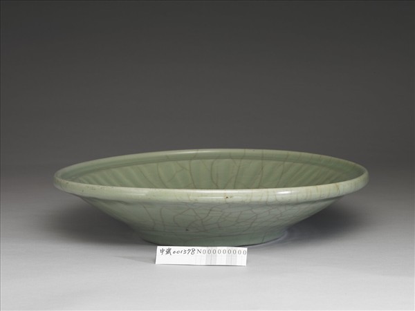 青瓷菊瓣紋盤
