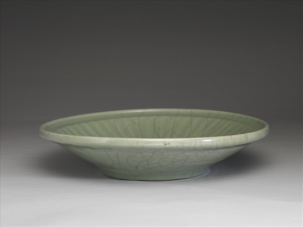 青瓷菊瓣紋盤