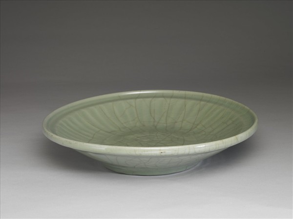 青瓷菊瓣紋盤