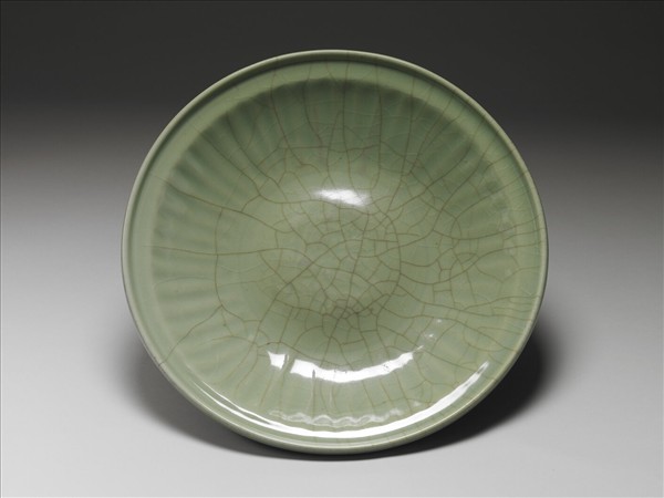 青瓷菊瓣紋盤