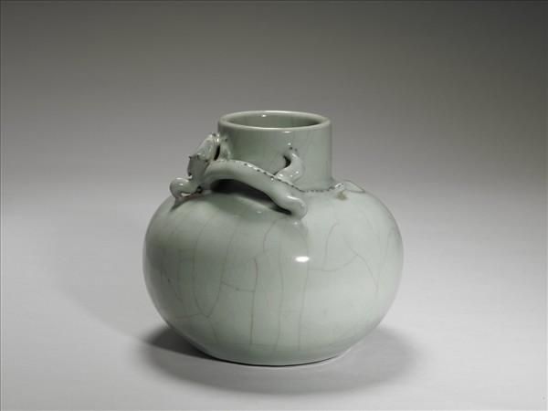 青瓷蟠螭瓶