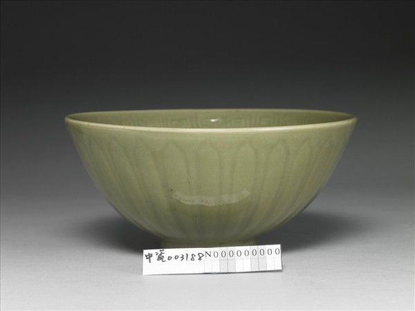 龍泉窯 青瓷劃花蓮瓣紋碗