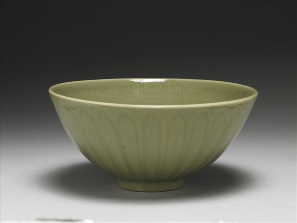 龍泉窯 青瓷劃花蓮瓣紋碗