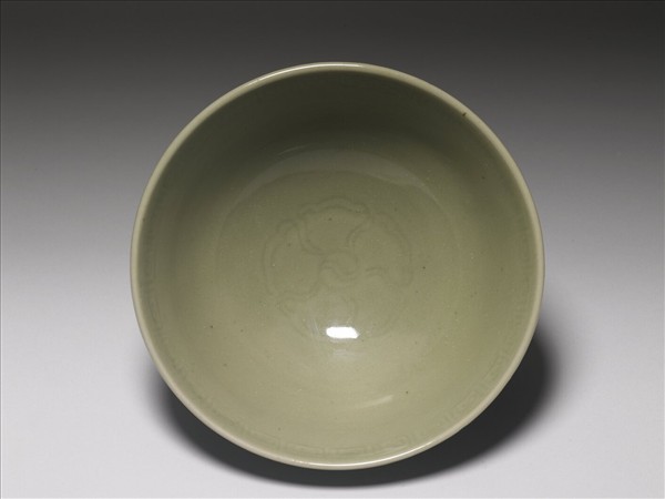 龍泉窯 青瓷劃花蓮瓣紋碗