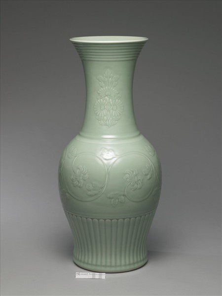 青瓷貼花花卉紋鳳尾瓶