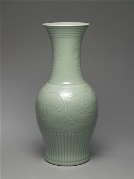 青瓷貼花花卉紋鳳尾瓶
