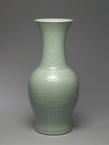 青瓷貼花花卉紋鳳尾瓶