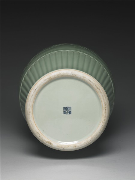 青瓷貼花花卉紋鳳尾瓶