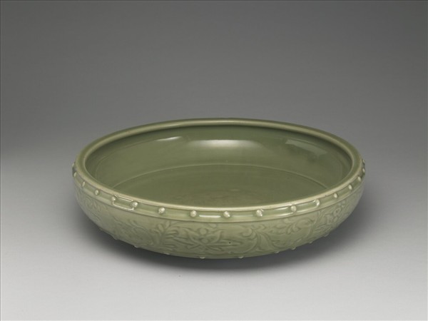 龍泉窯 青瓷劃花鼓釘洗