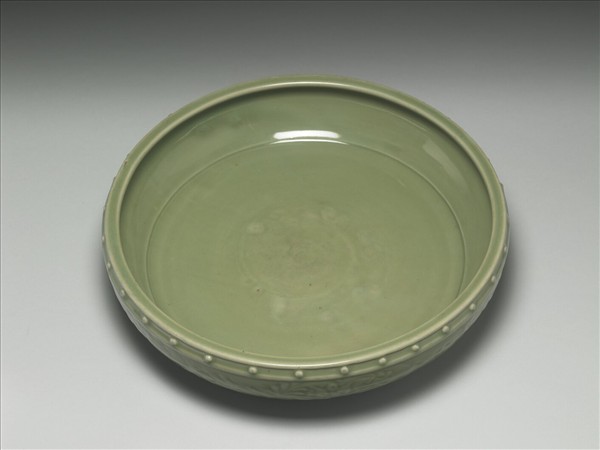 龍泉窯 青瓷劃花鼓釘洗