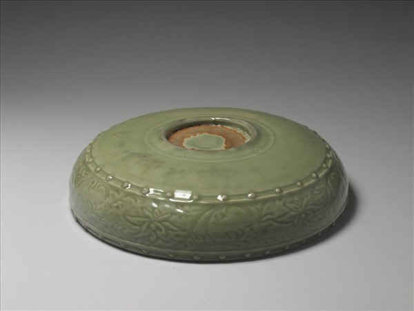 龍泉窯 青瓷劃花鼓釘洗