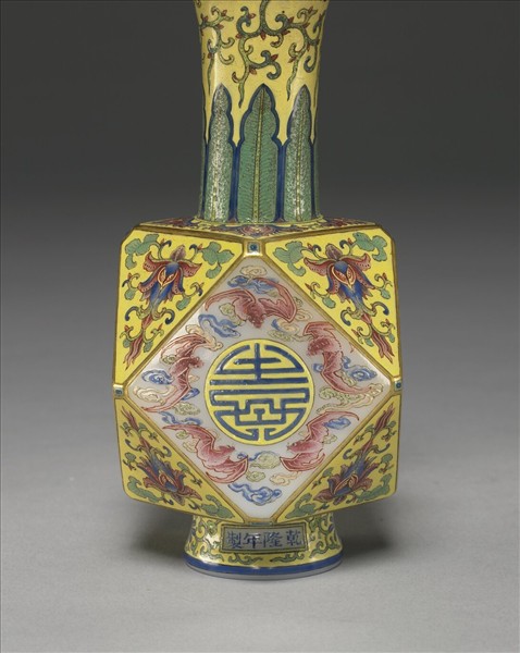 玻璃胎畫琺瑯黃地福壽八楞瓶