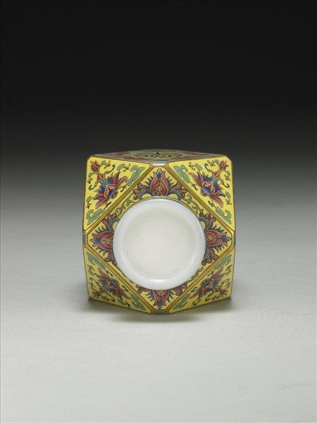 玻璃胎畫琺瑯黃地福壽八楞瓶