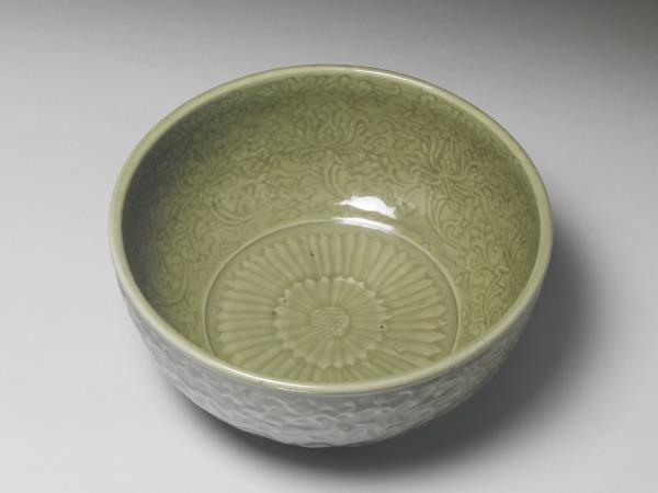 龍泉窯 青瓷刻花番蓮碗