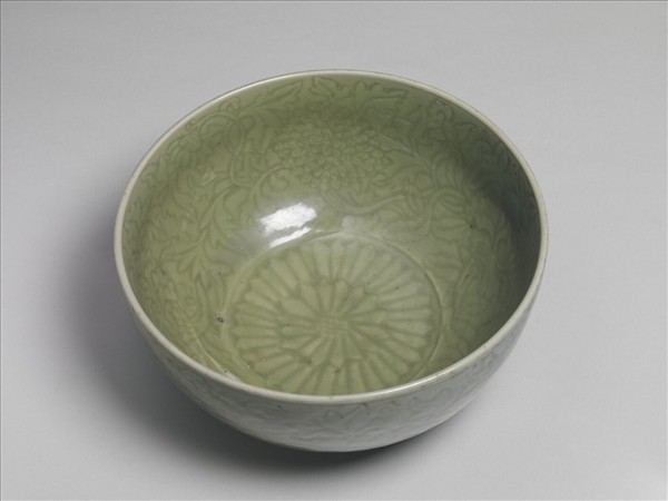 龍泉窯 青瓷劃花四季花卉紋碗