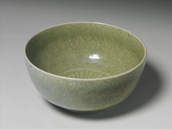 龍泉窯 青瓷劃花四季花卉紋碗