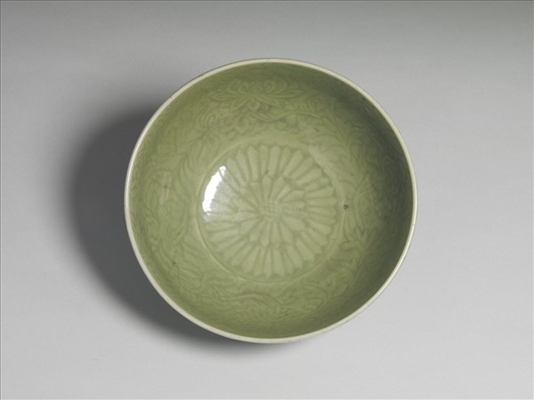 龍泉窯 青瓷劃花四季花卉紋碗