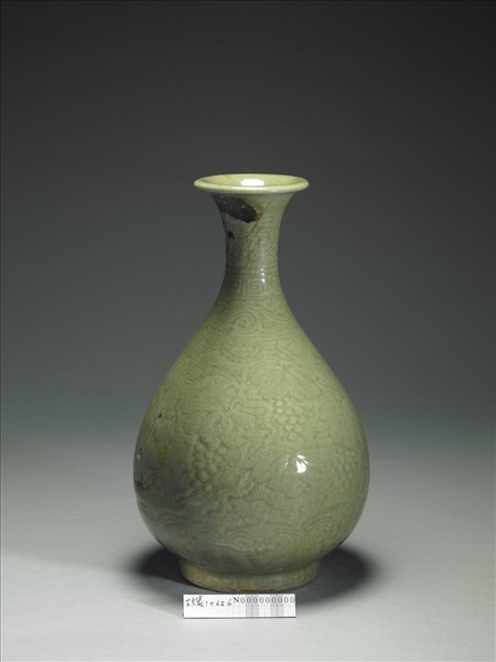 龍泉窯 青瓷劃花葡萄紋玉壺春瓶