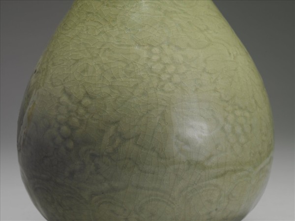 龍泉窯 青瓷劃花葡萄紋玉壺春瓶