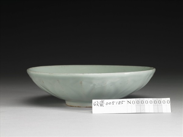 龍泉窯 青瓷蓮瓣紋盤