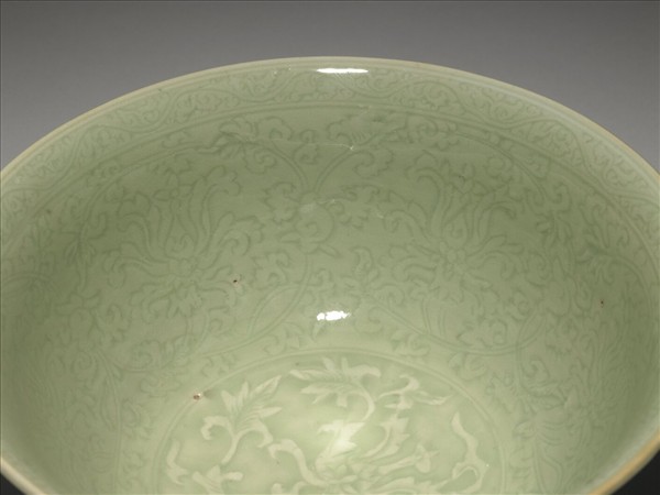 龍泉窯 青瓷劃花花卉紋碗