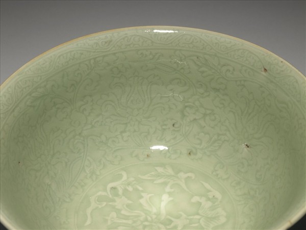 龍泉窯 青瓷劃花花卉紋碗