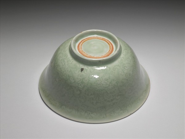 龍泉窯 青瓷劃花花卉紋碗