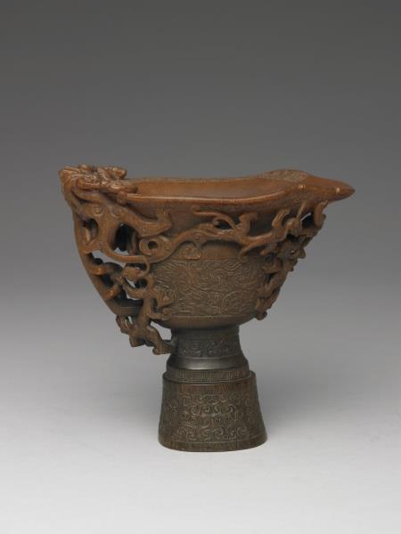 犀角雕螭龍杯