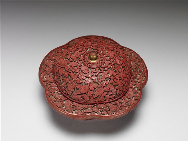 剔紅四季花卉紋瓣式渣斗