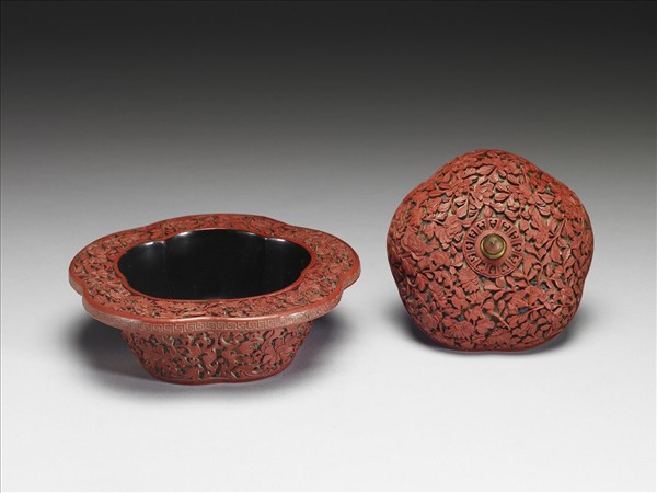 剔紅四季花卉紋瓣式渣斗