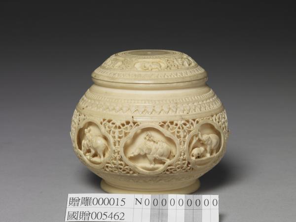 象牙雕出行圖盒