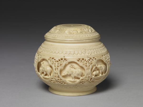 象牙雕出行圖盒