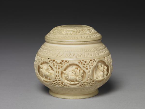 象牙雕出行圖盒