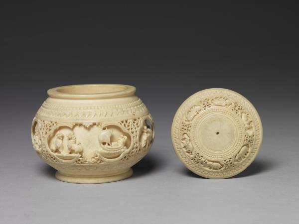 象牙雕出行圖盒